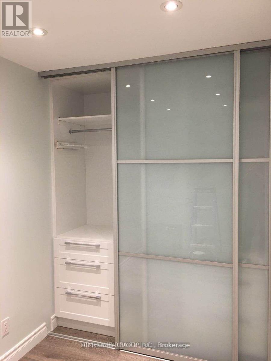 4009 - 1 Bloor Street E Property Photo 8