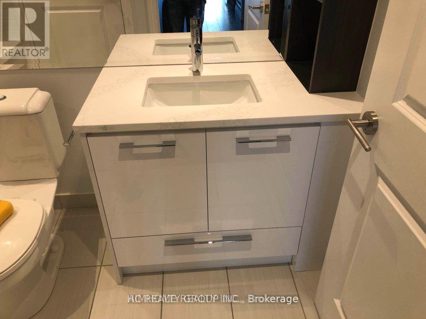 4009 - 1 Bloor Street E Property Photo 9
