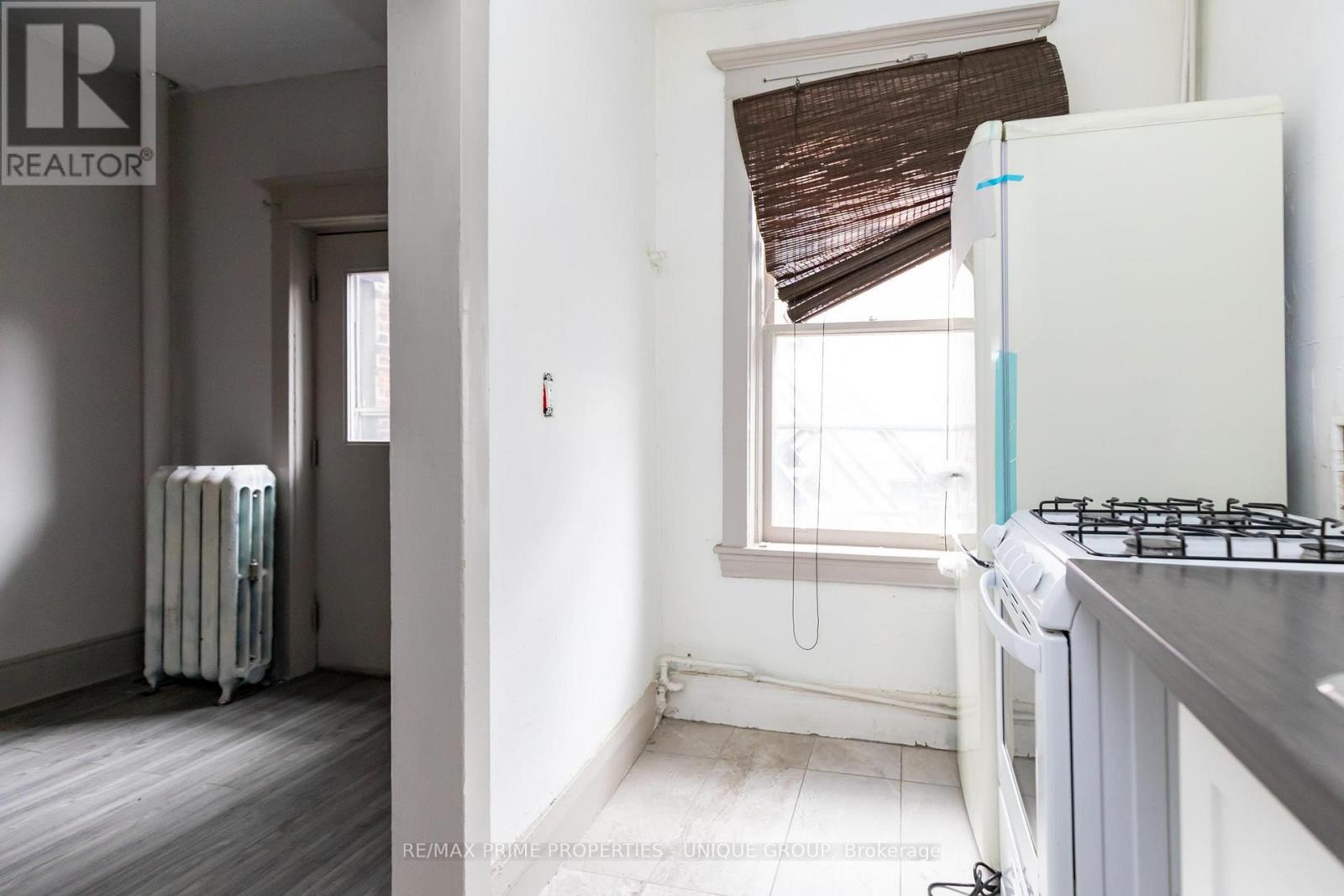 2 - 688 Bloor Street W Property Photo 6