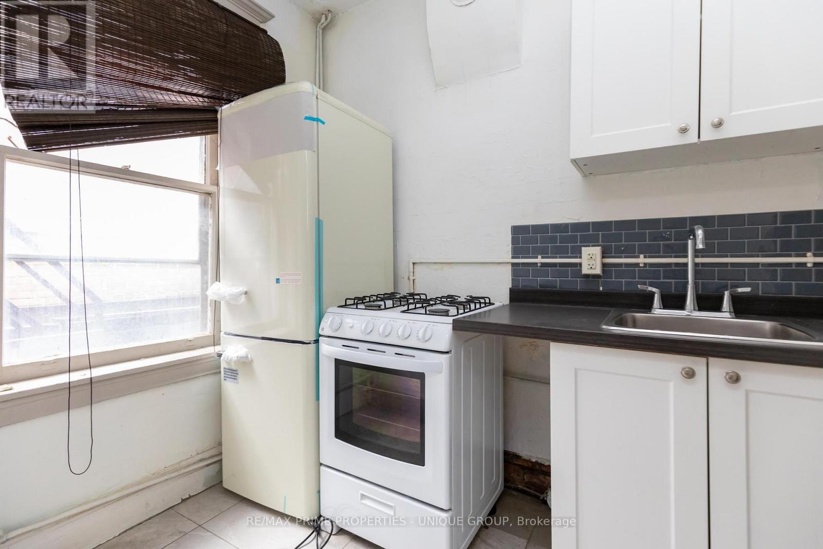 2 - 688 Bloor Street W Property Photo 7