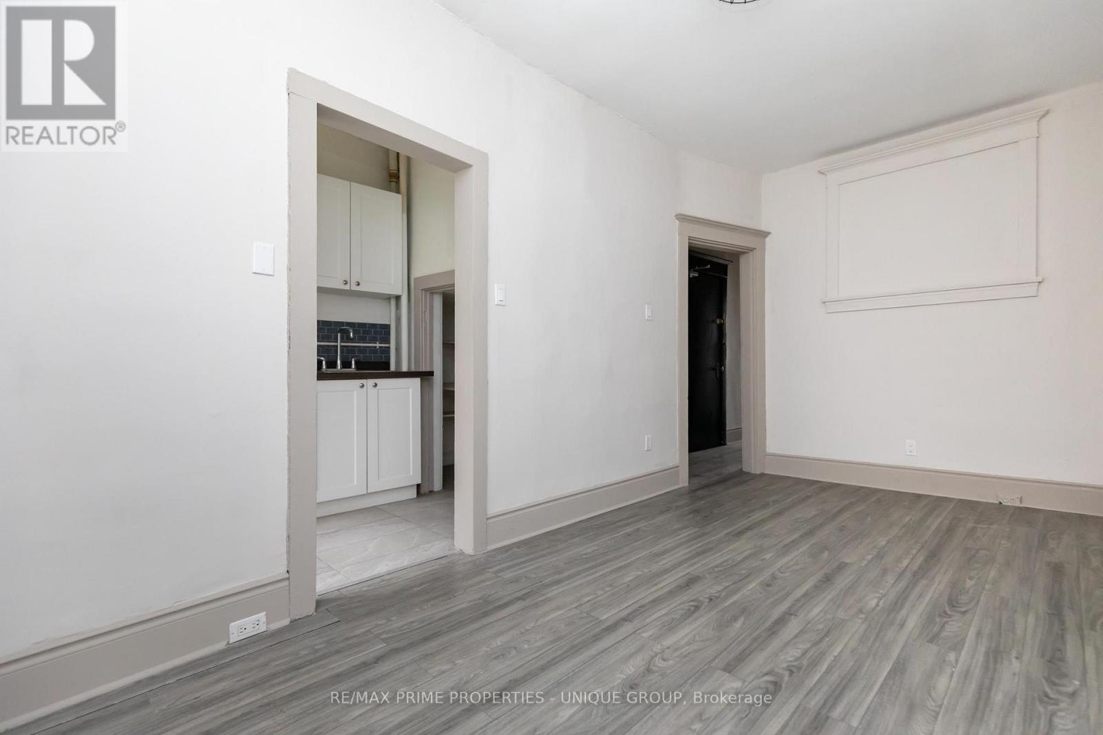 2 - 688 Bloor Street W Property Photo 8