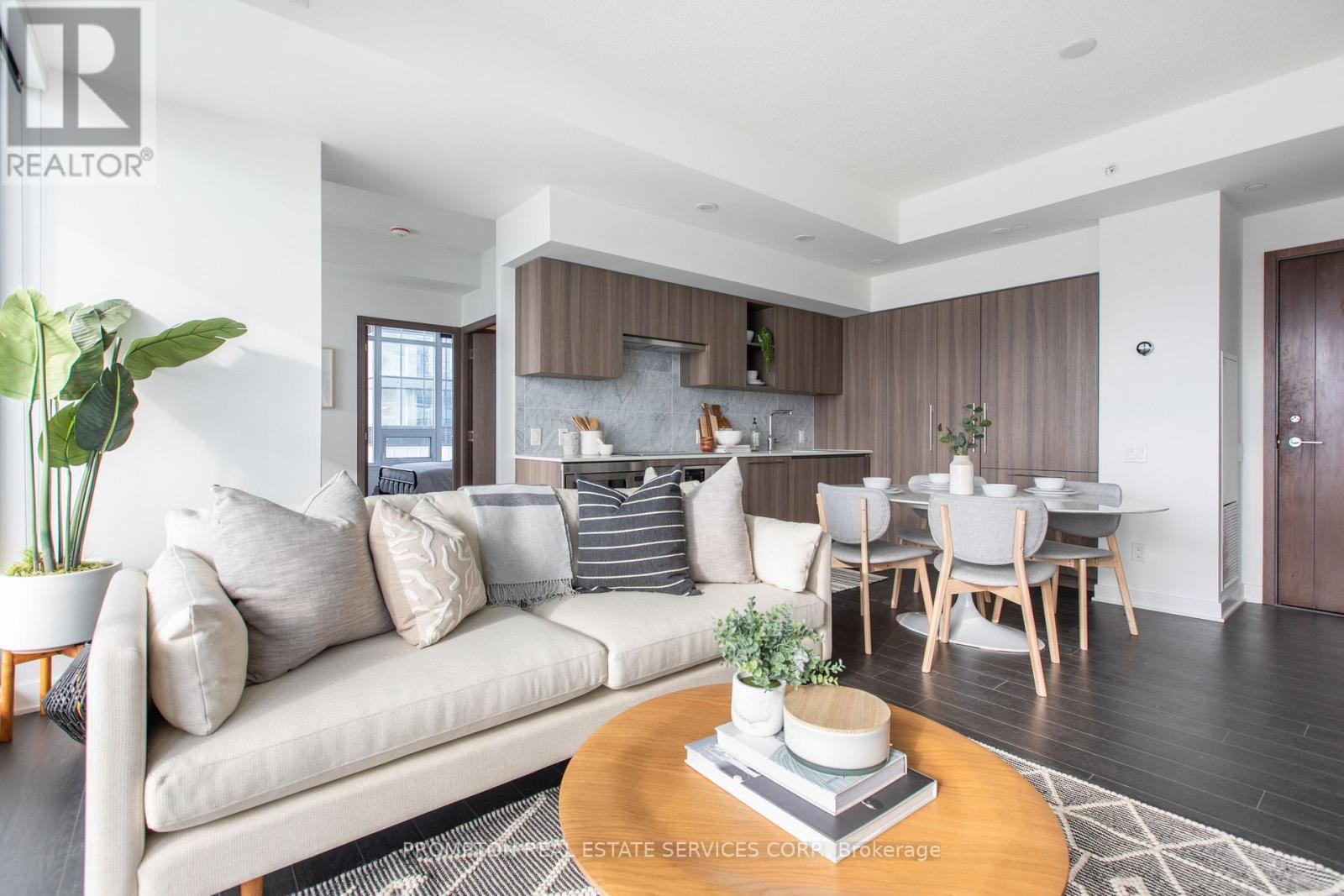 2502 - 17 Bathurst Street Property Photo 2