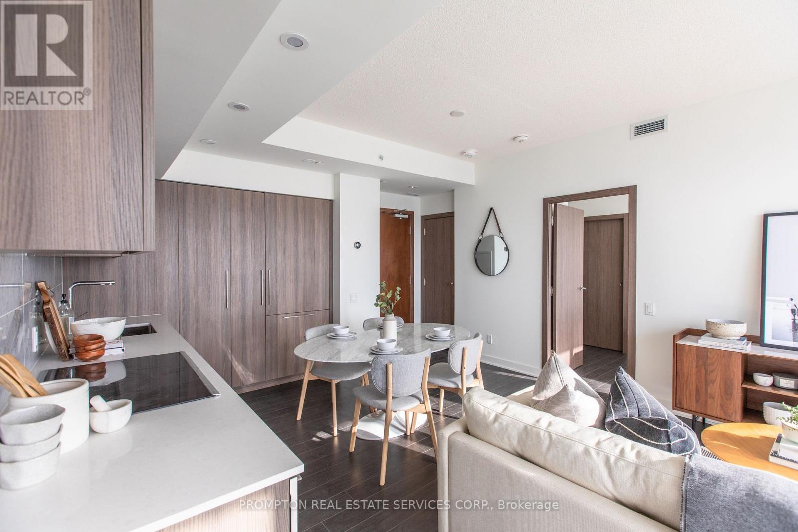 2502 - 17 Bathurst Street Property Photo 4