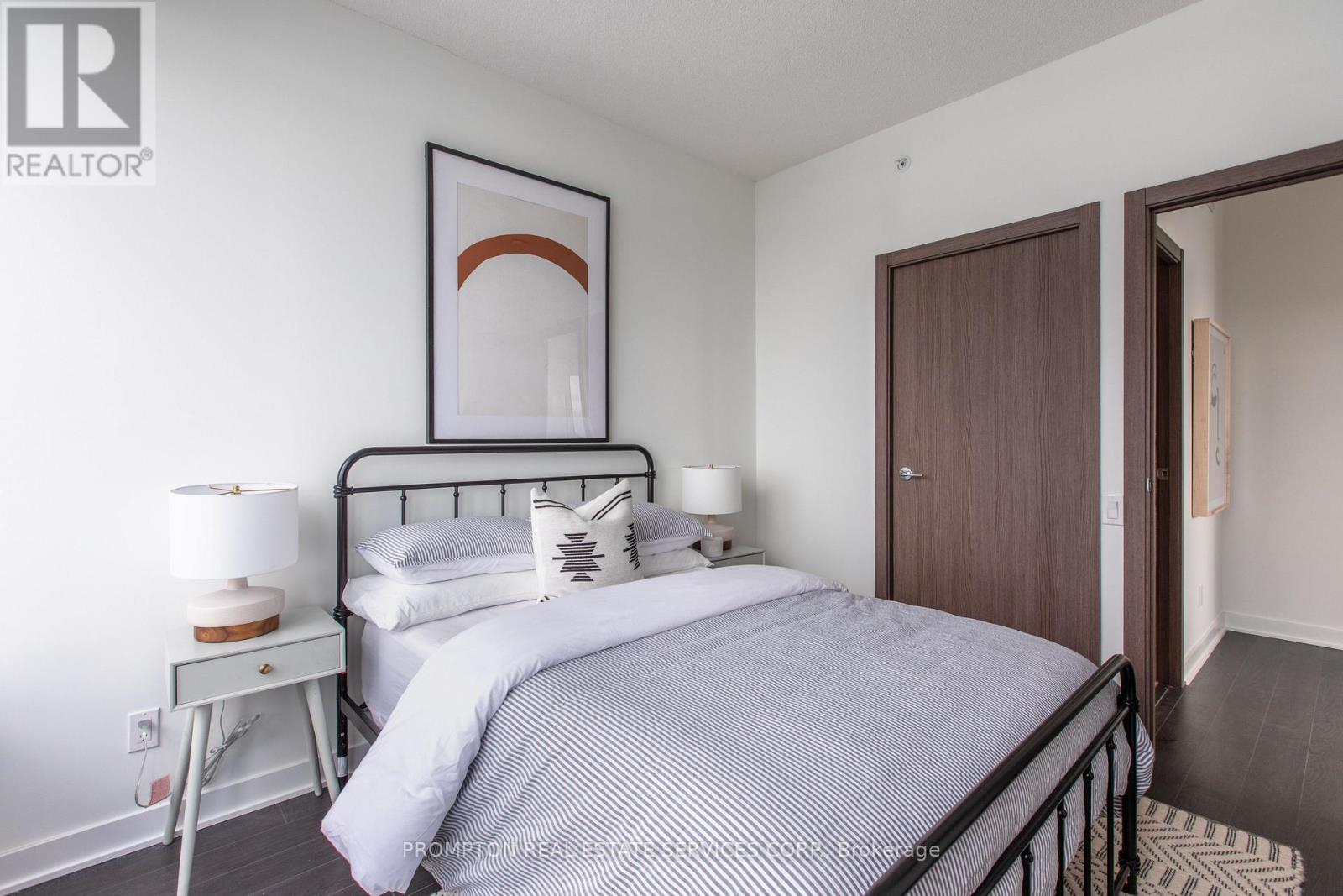 2502 - 17 Bathurst Street Property Photo 6