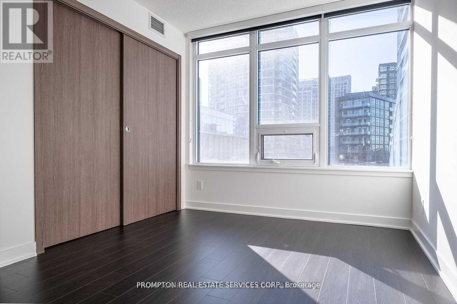 2502 - 17 Bathurst Street Property Photo 9
