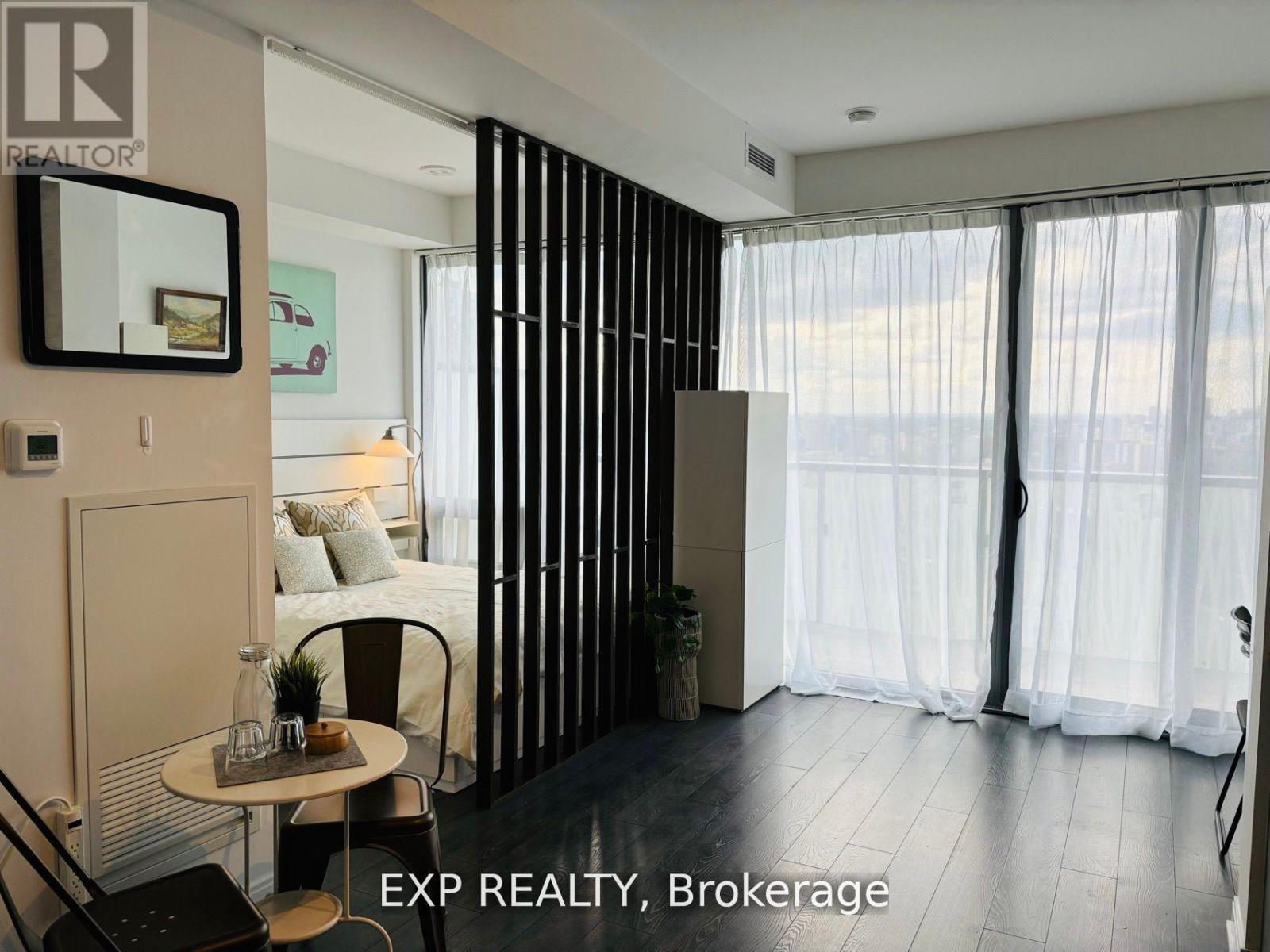 4410 - 50 CHARLES STREET Property Photo 1