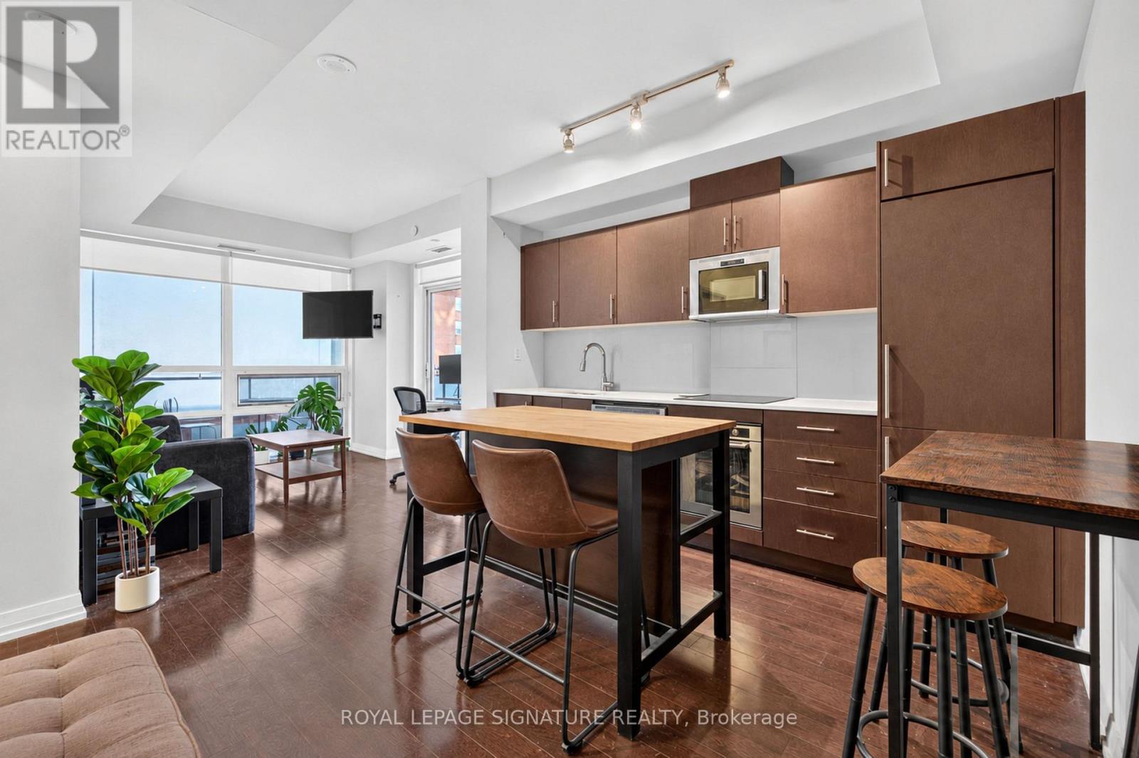 605 - 460 Adelaide Street E Property Photo 5