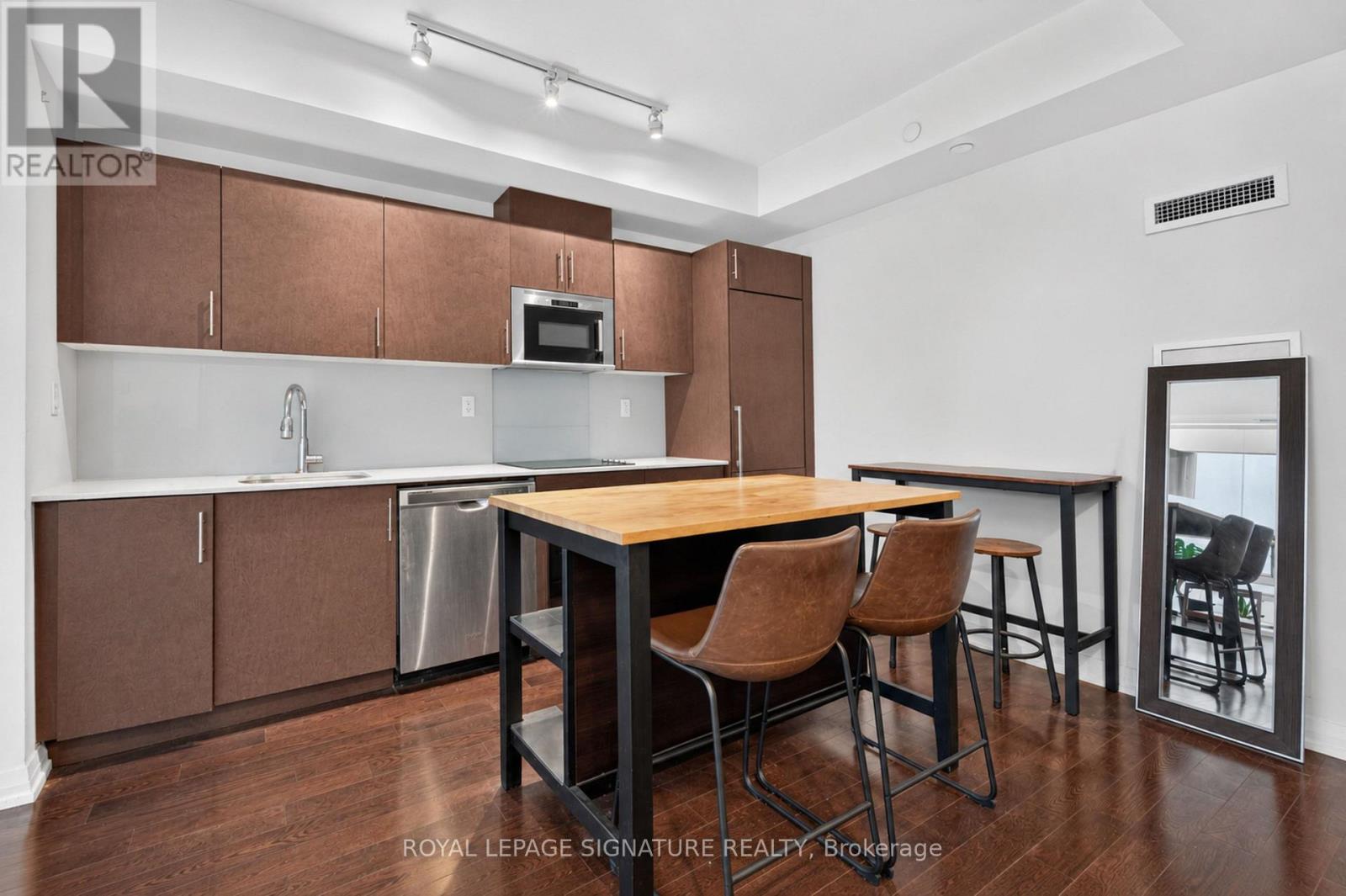 605 - 460 Adelaide Street E Property Photo 6