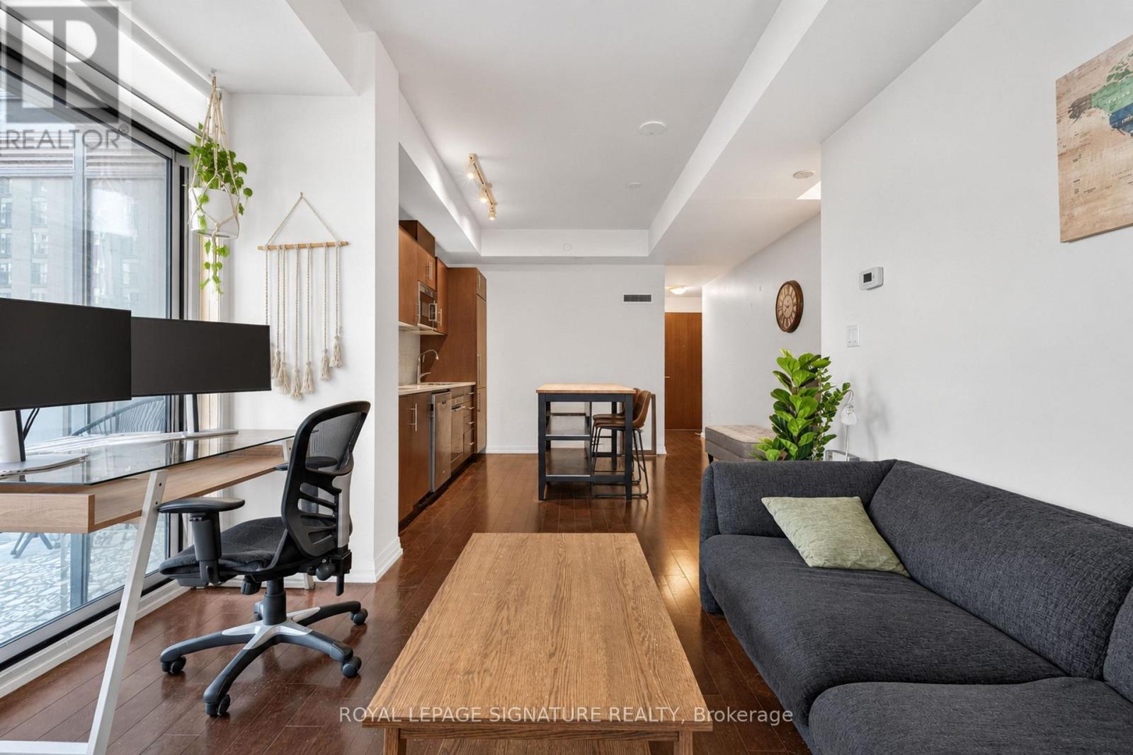 605 - 460 Adelaide Street E Property Photo 12