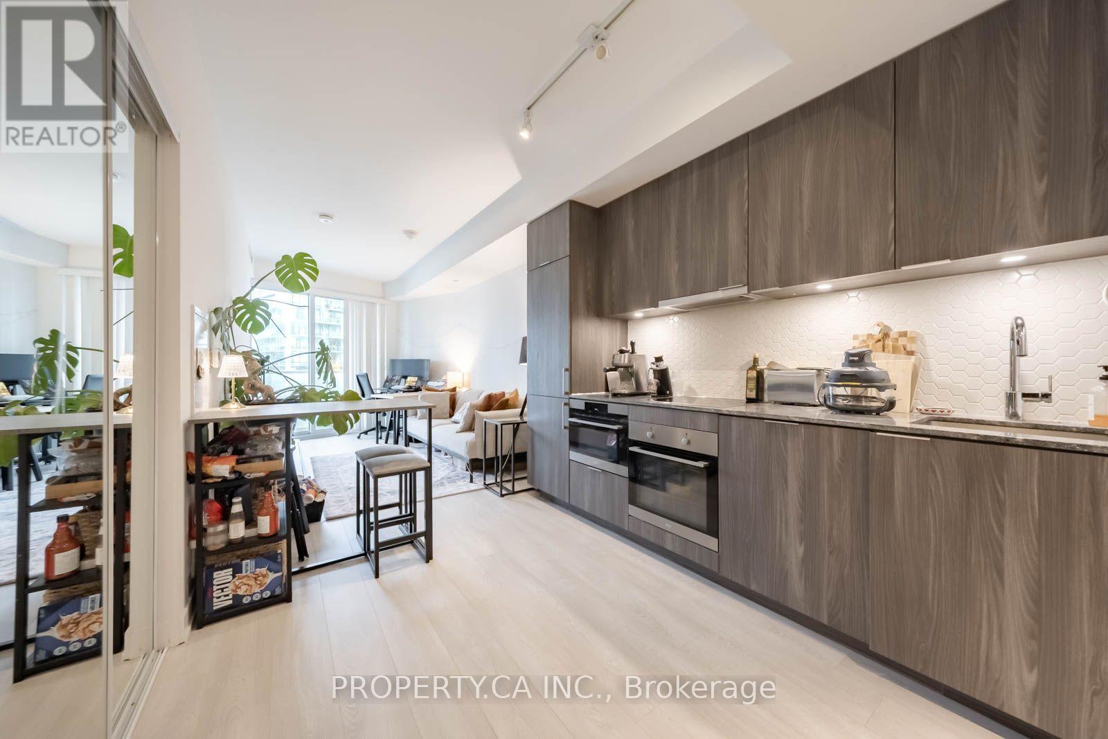 501 - 15 Queens Quay E Property Photo 2