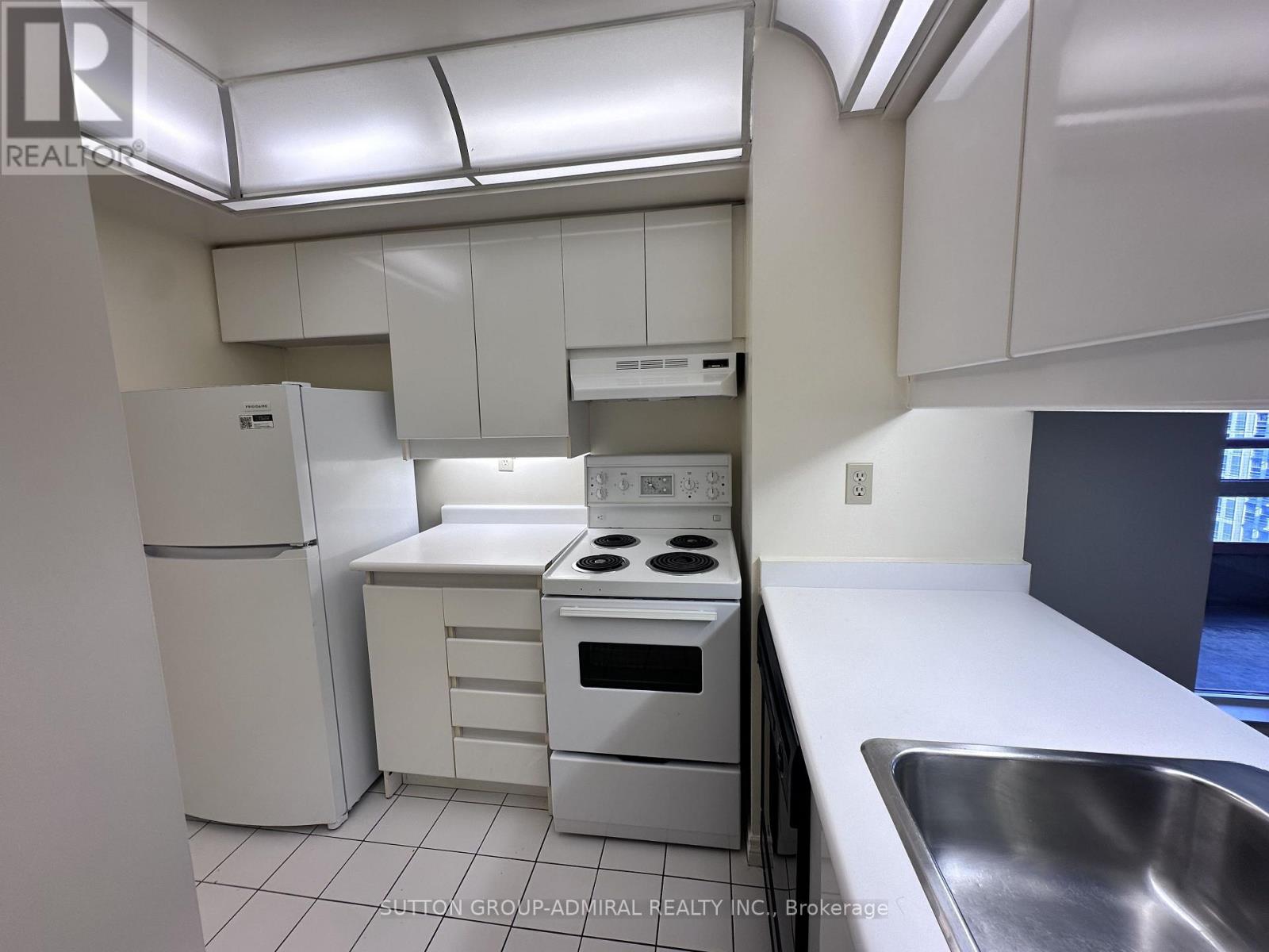 3107 - 736 Bay Street Property Photo 6