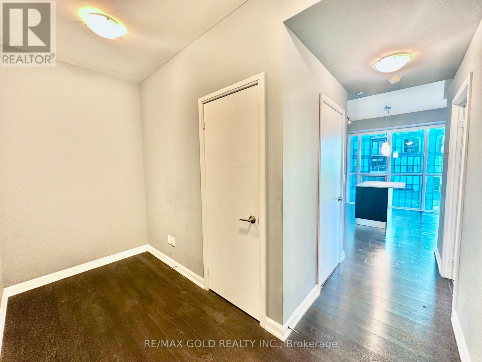 702 - 11 Bogert Avenue Property Photo 3