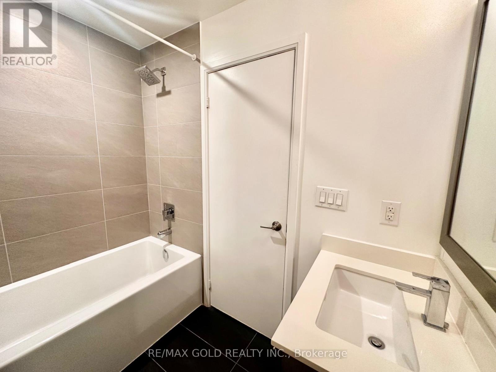 702 - 11 Bogert Avenue Property Photo 18