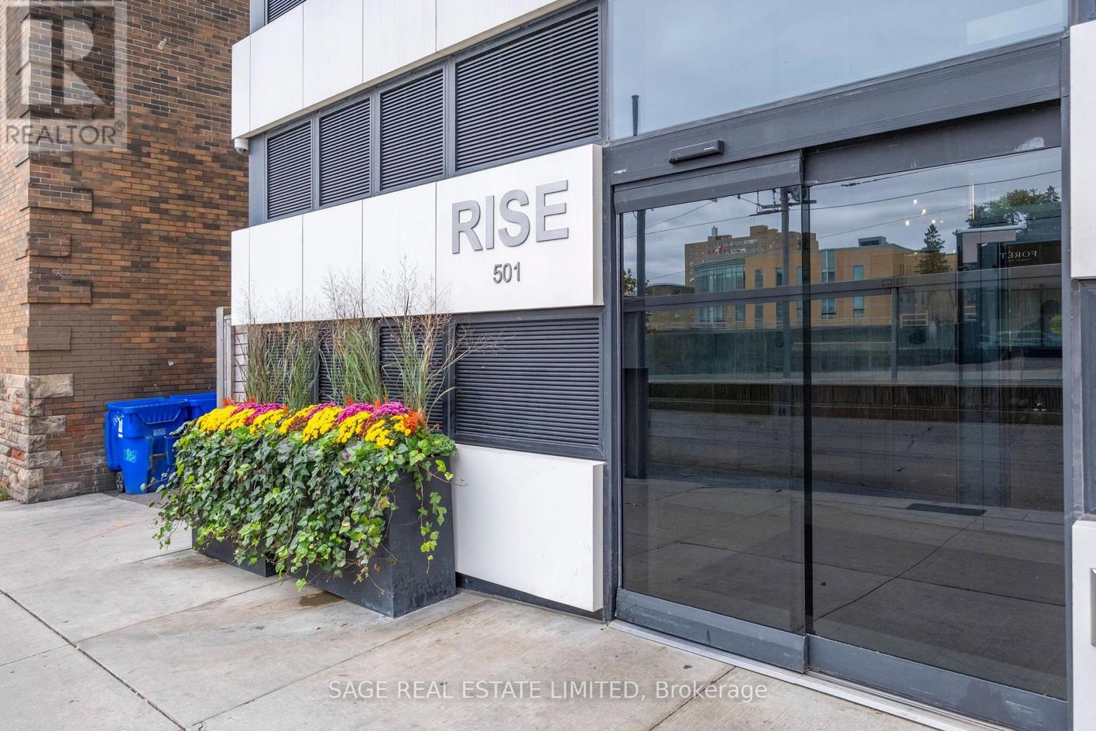 908 - 501 St Clair Avenue W Property Photo 2