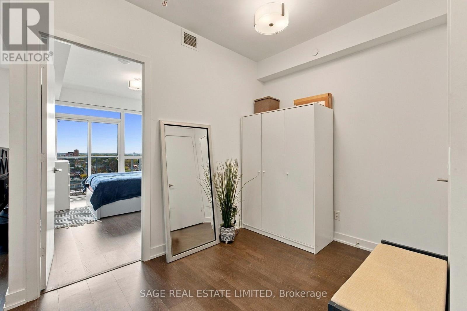 908 - 501 St Clair Avenue W Property Photo 7