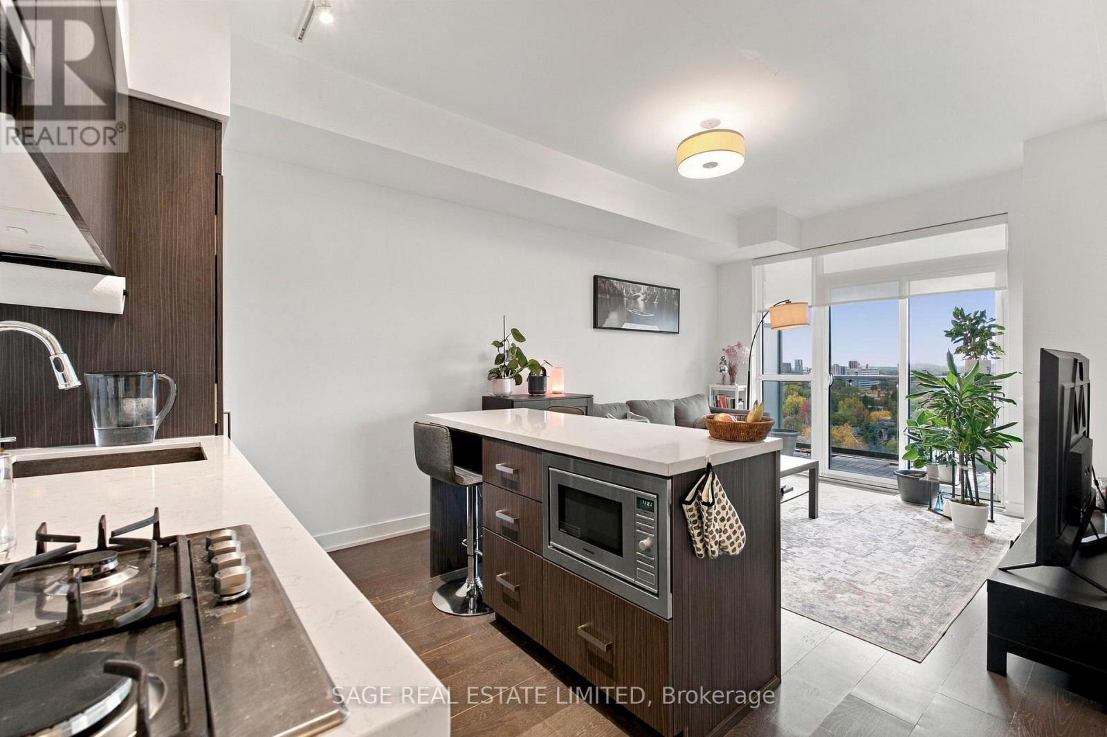 908 - 501 St Clair Avenue W Property Photo 8