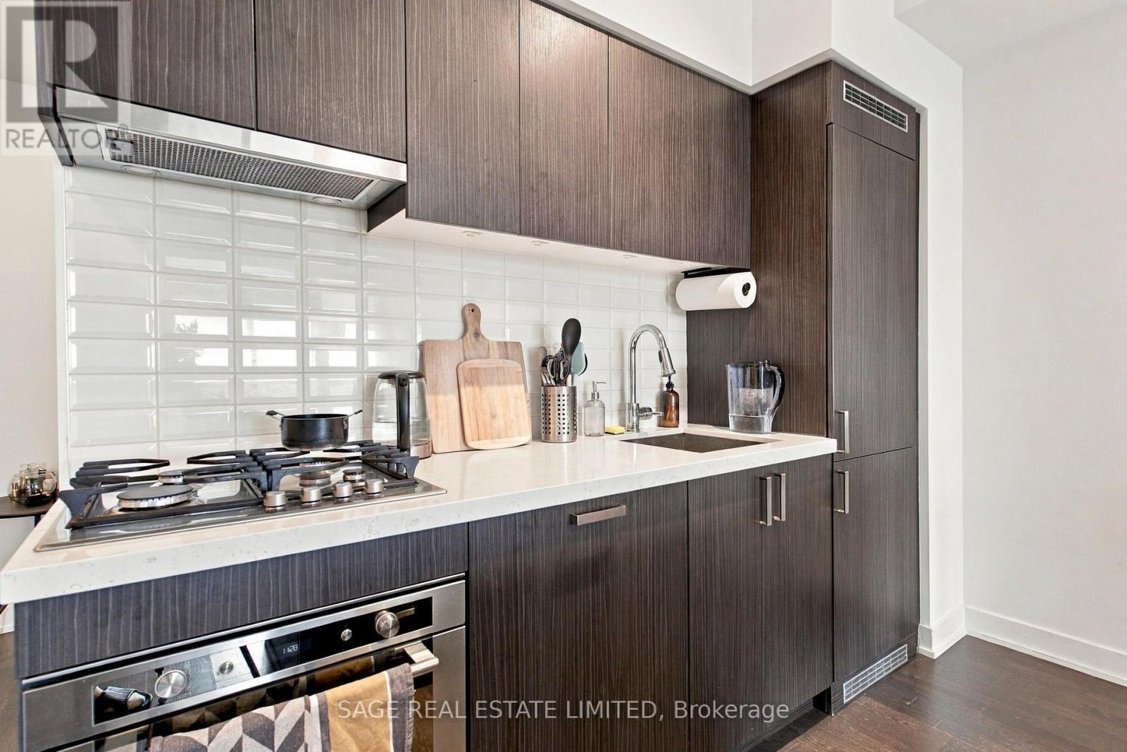 908 - 501 St Clair Avenue W Property Photo 11