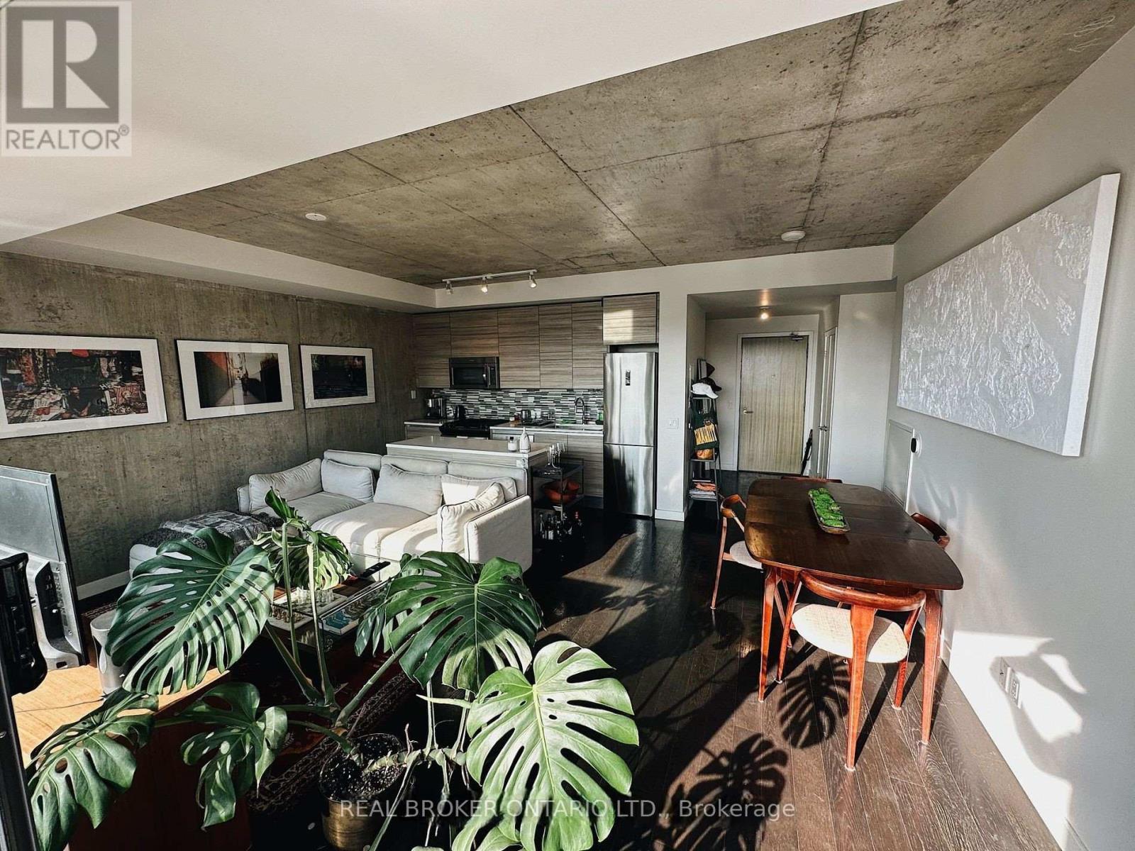 605 - 111 BATHURST STREET Property Photo 1