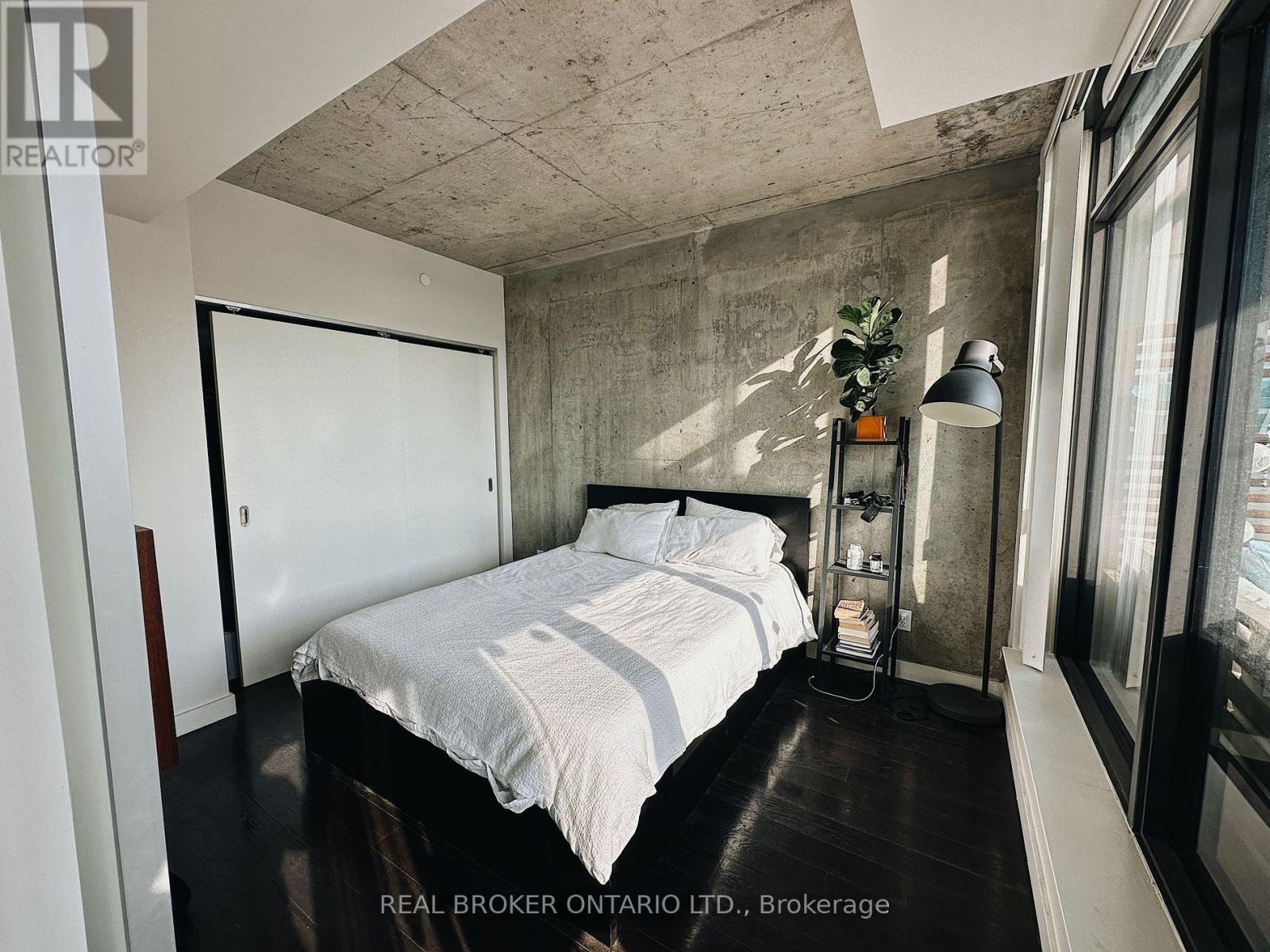 605 - 111 Bathurst Street Property Photo 11