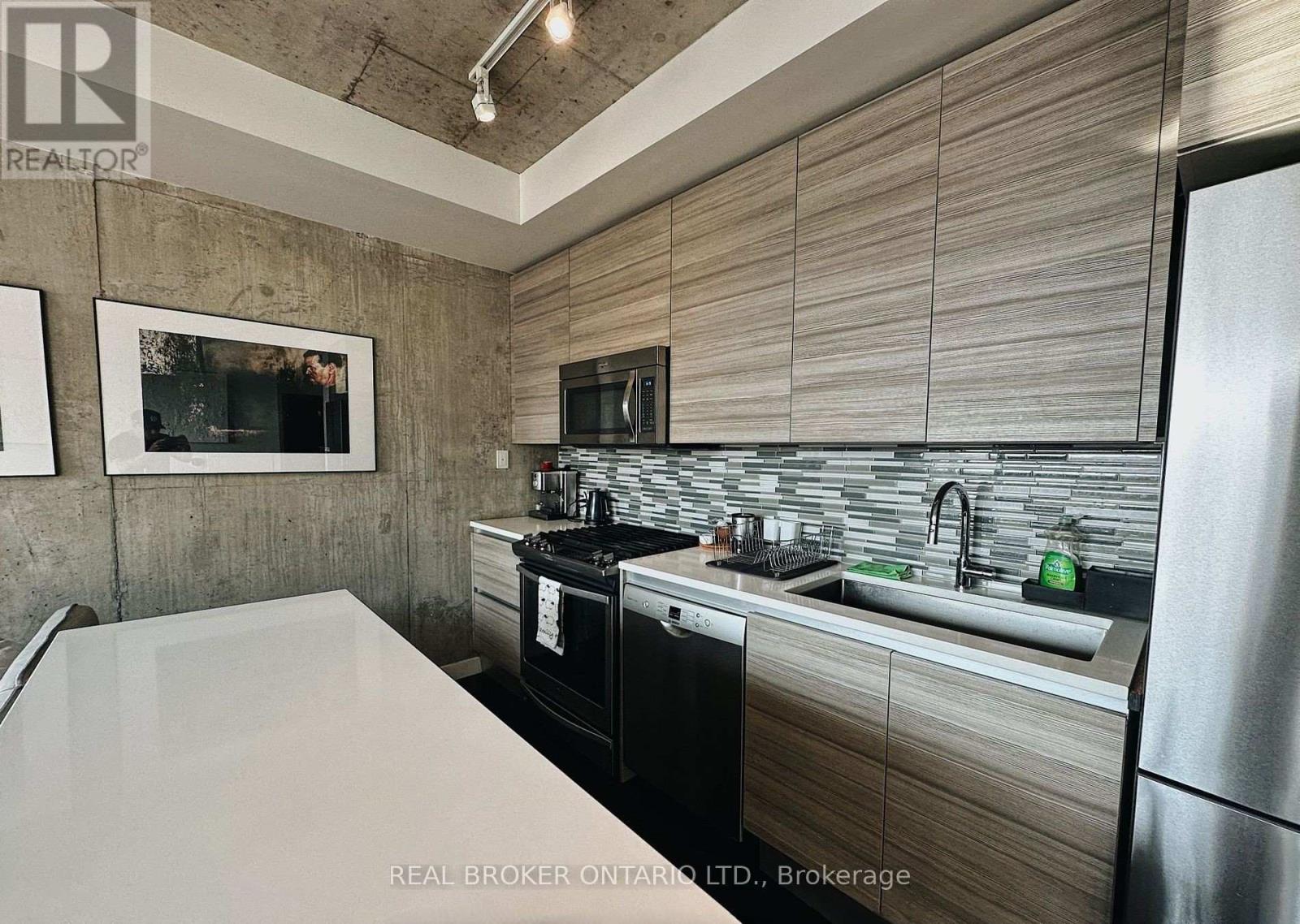605 - 111 Bathurst Street Property Photo 13
