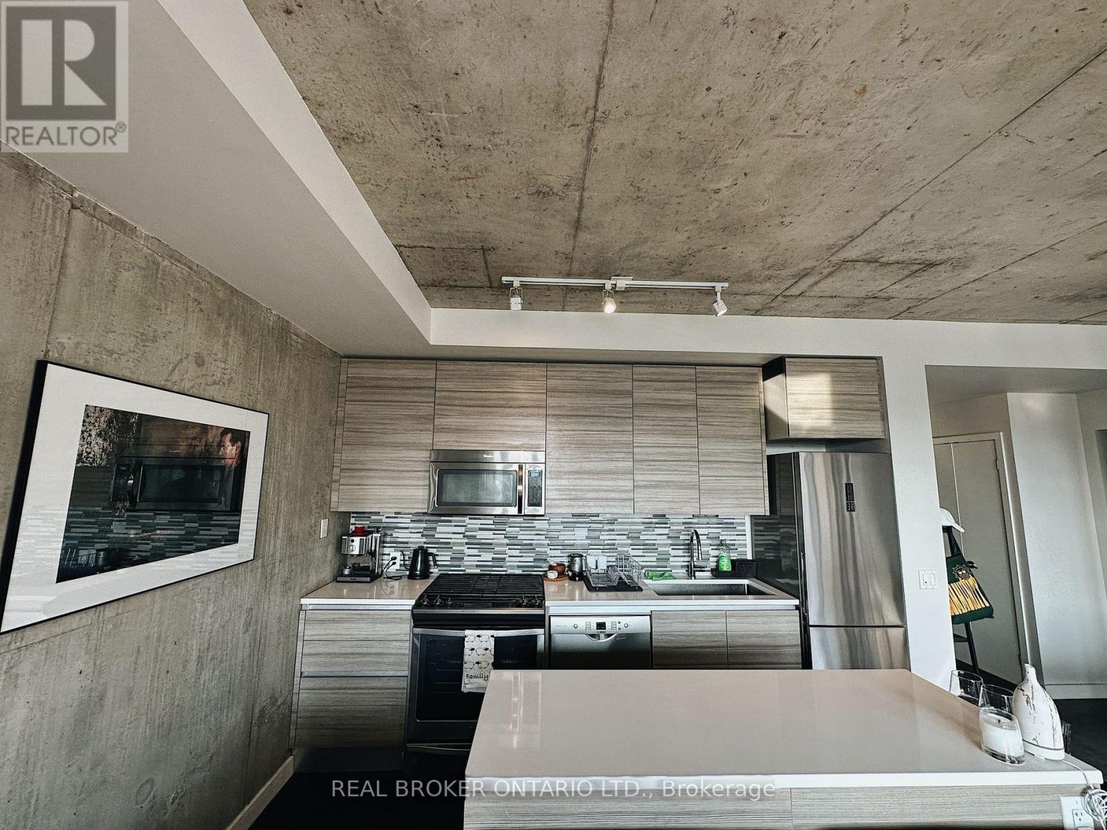 605 - 111 Bathurst Street Property Photo 15