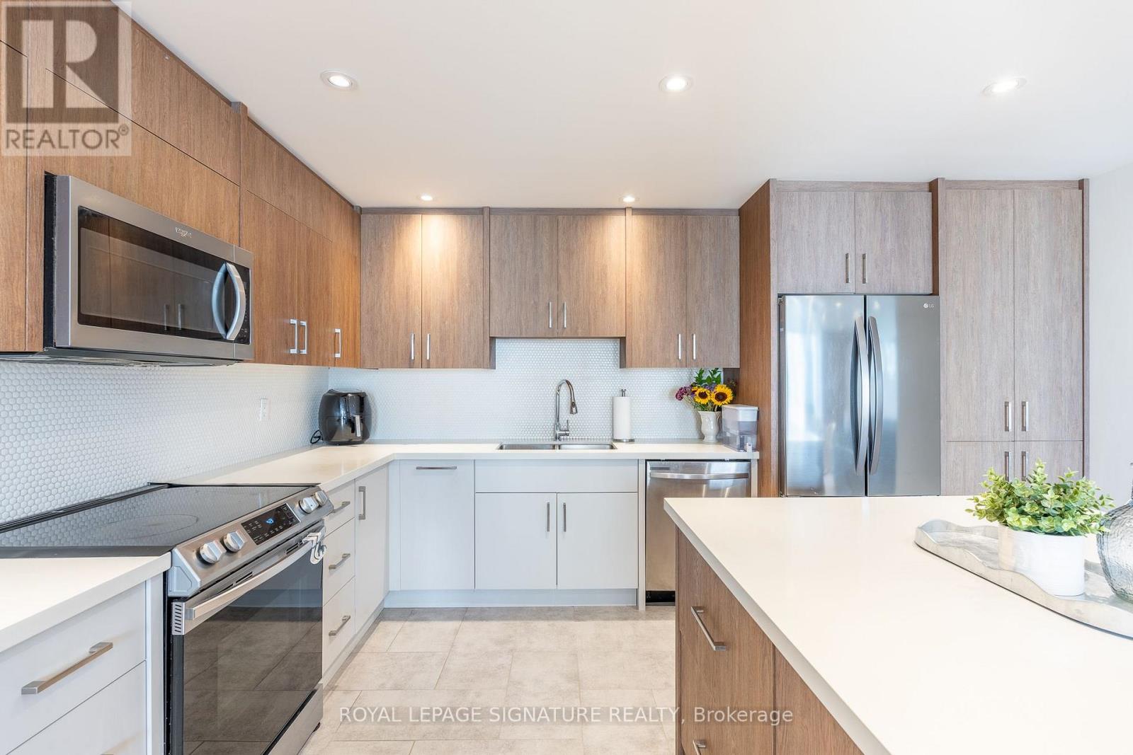 1806 - 33 Harbour Square Property Photo 9