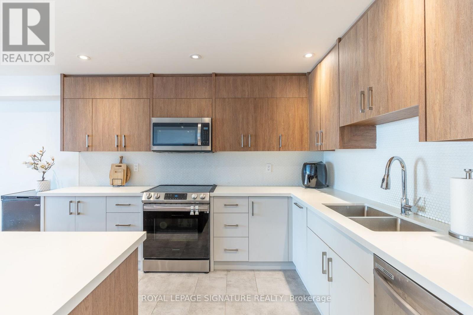 1806 - 33 Harbour Square Property Photo 10