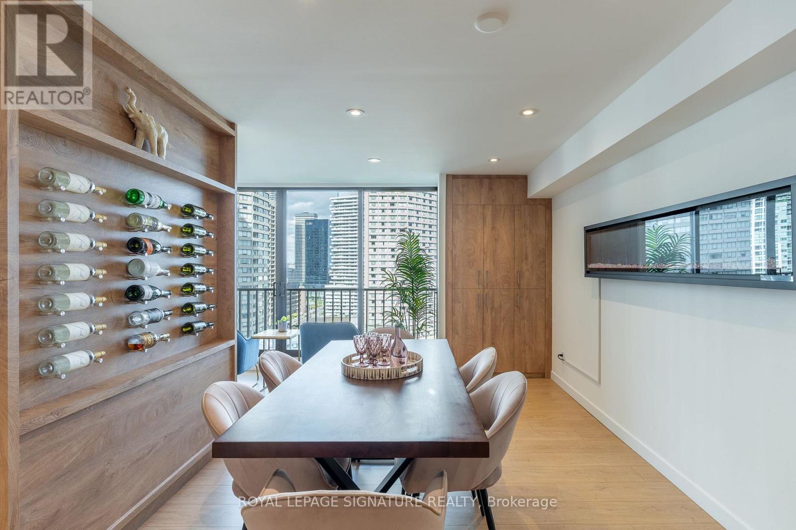 1806 - 33 Harbour Square Property Photo 14
