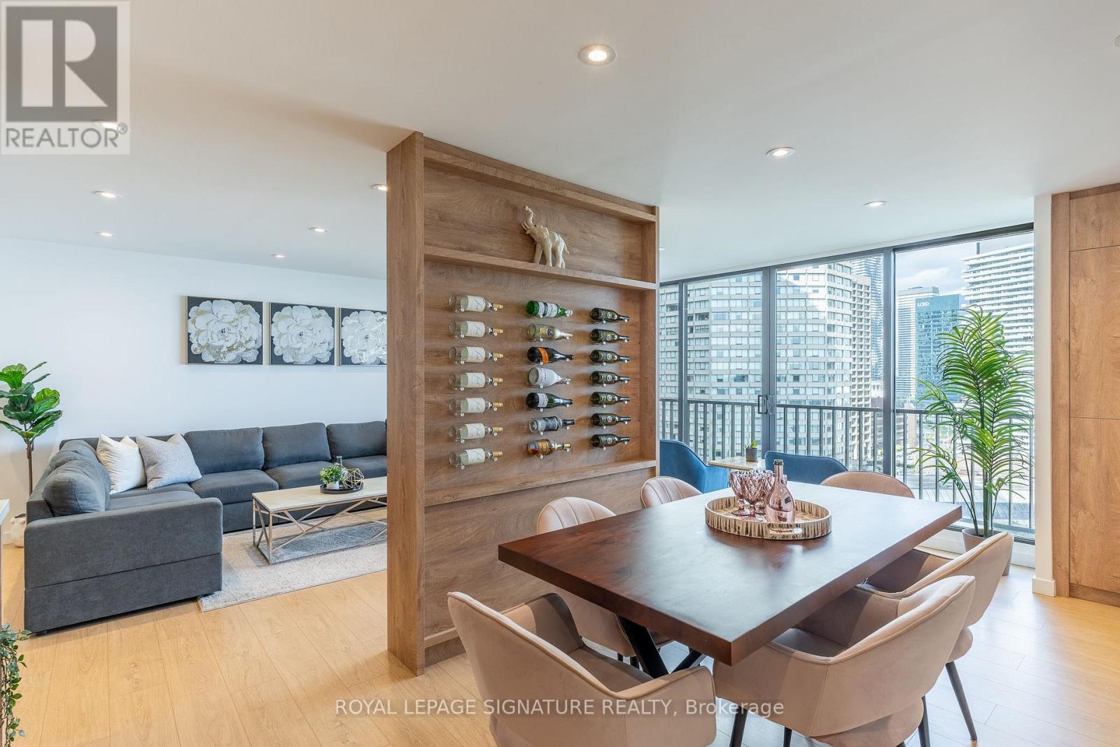 1806 - 33 Harbour Square Property Photo 16