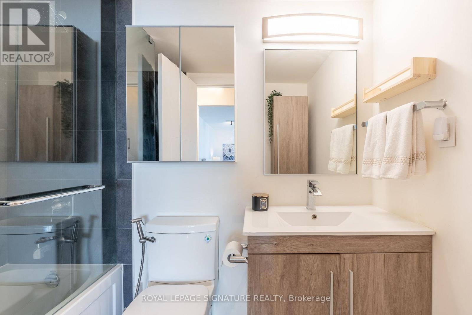 1806 - 33 Harbour Square Property Photo 21