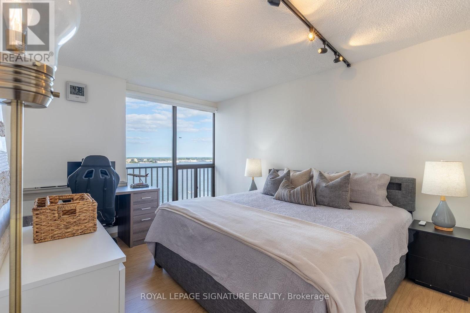 1806 - 33 Harbour Square Property Photo 22