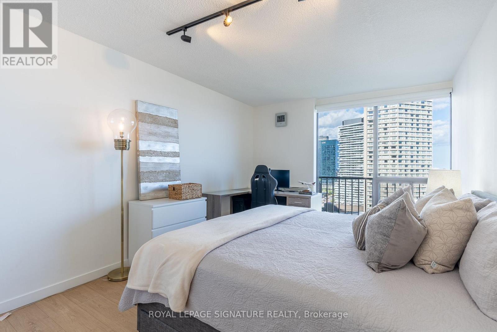 1806 - 33 Harbour Square Property Photo 23