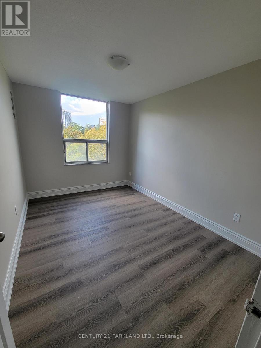 #517 - 10 Edgecliffe Golfway Property Photo 5