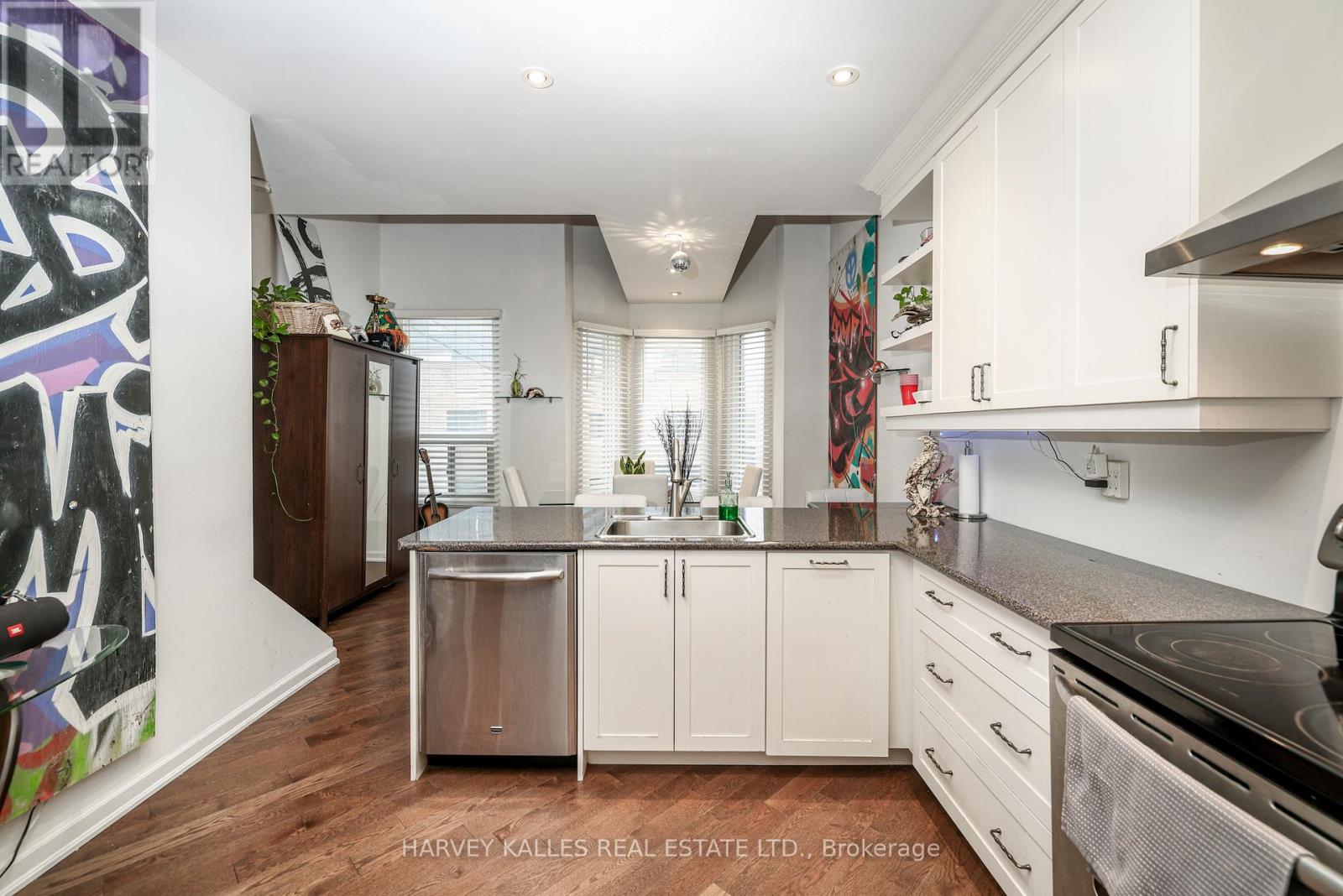 530 Richmond Street W Property Photo 5