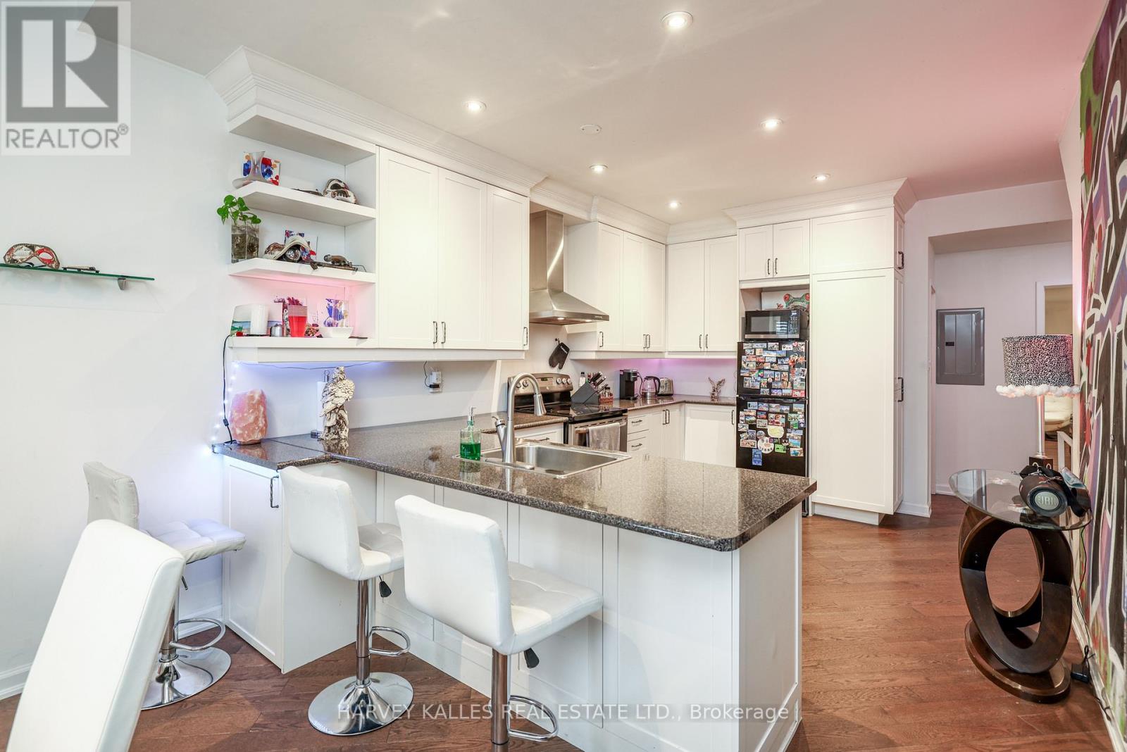 530 Richmond Street W Property Photo 6