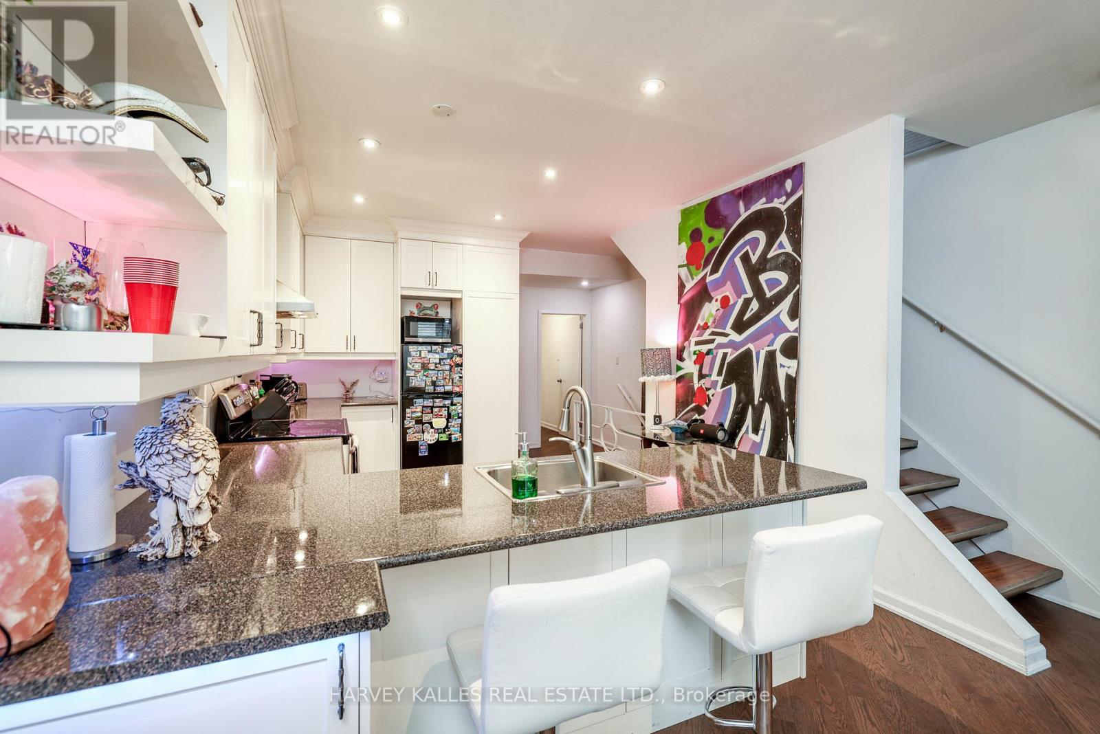 530 Richmond Street W Property Photo 7