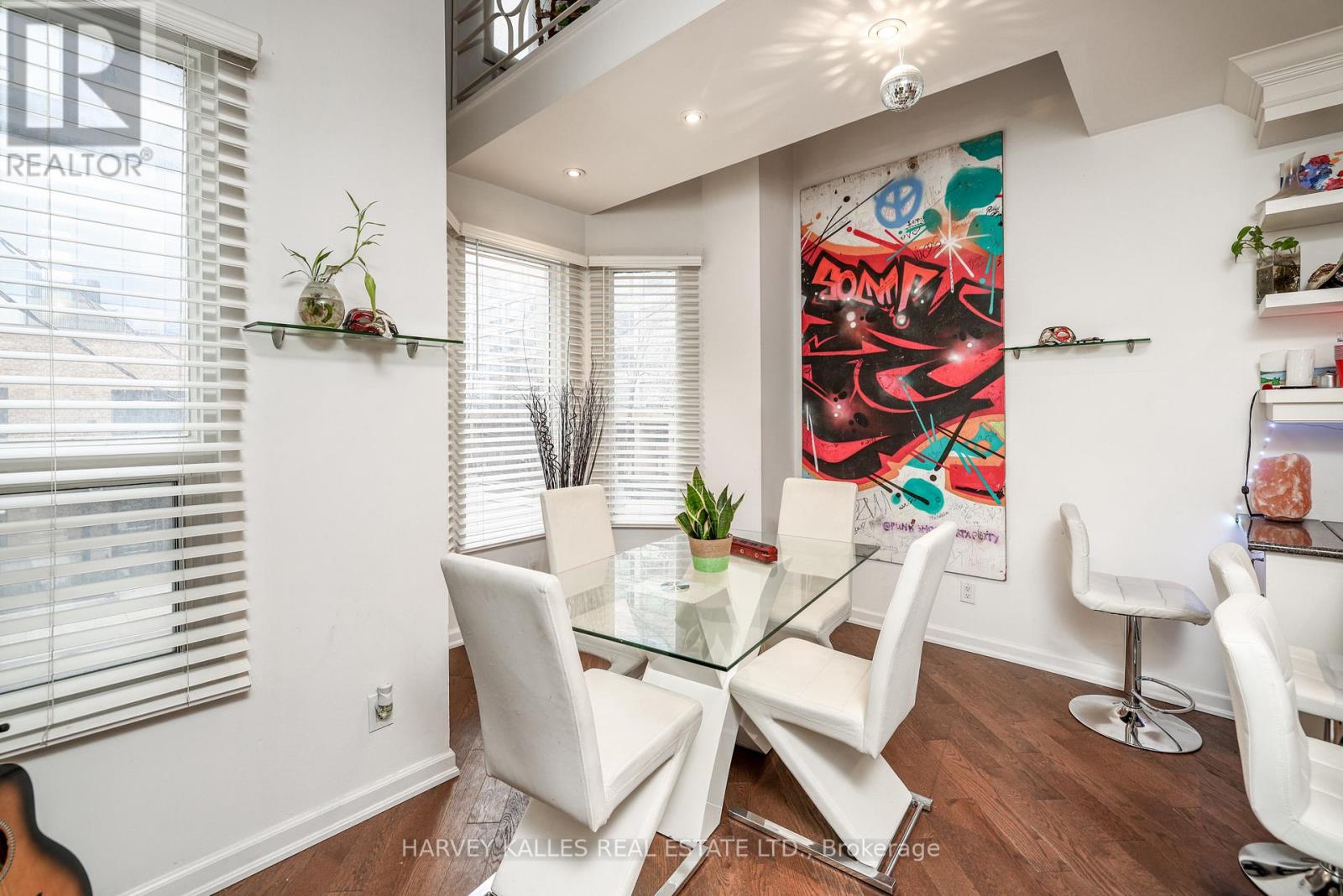 530 Richmond Street W Property Photo 8