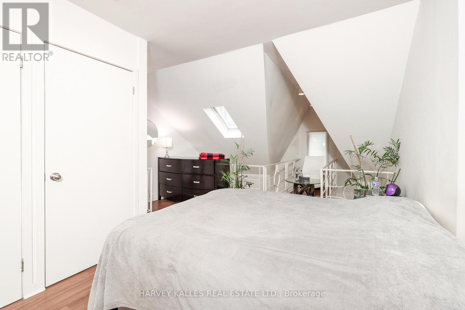 530 Richmond Street W Property Photo 12