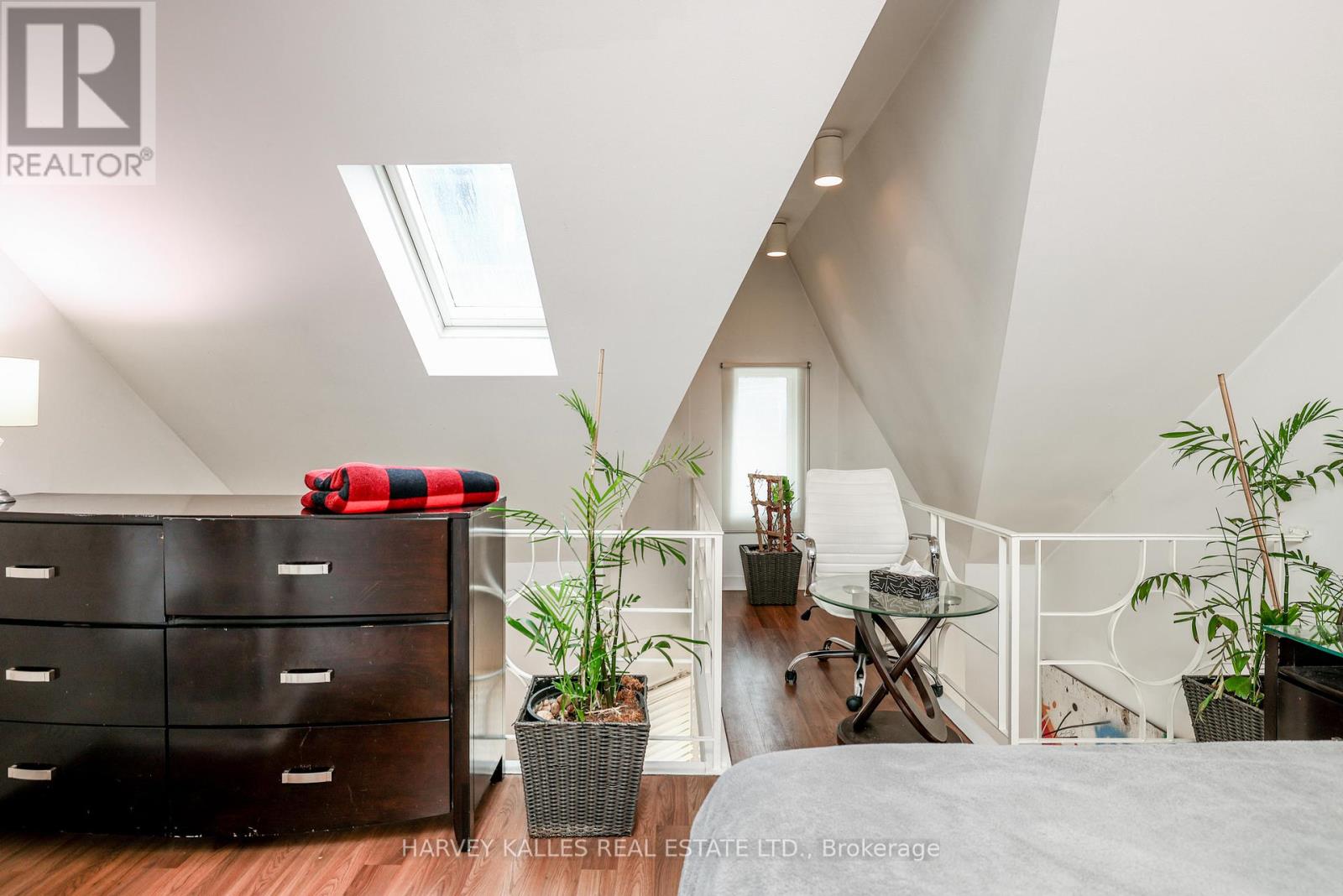 530 Richmond Street W Property Photo 13