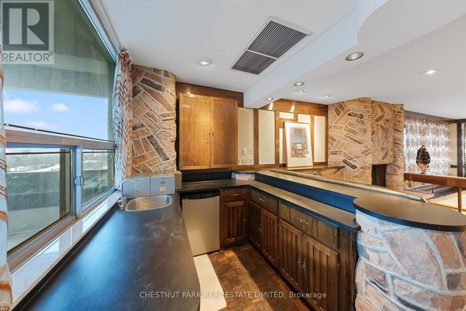 Ph 1 - 2600 Bathurst Street Property Photo 27