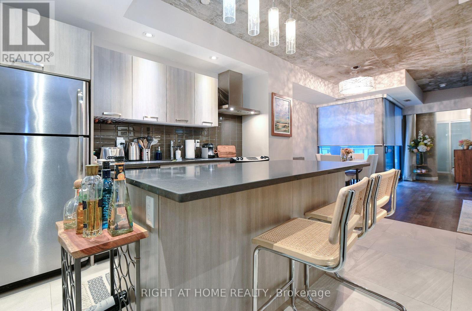 422 - 95 Bathurst Street Property Photo 5