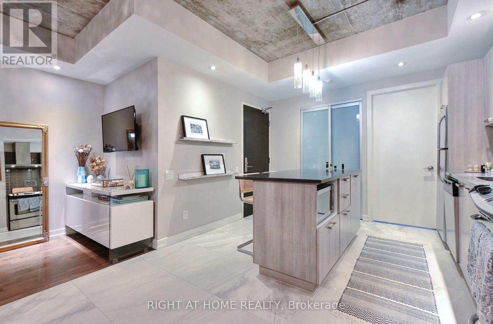 422 - 95 Bathurst Street Property Photo 8