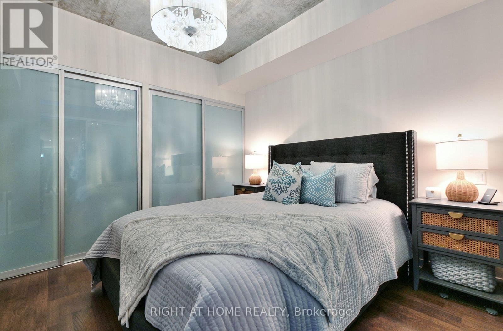 422 - 95 Bathurst Street Property Photo 16