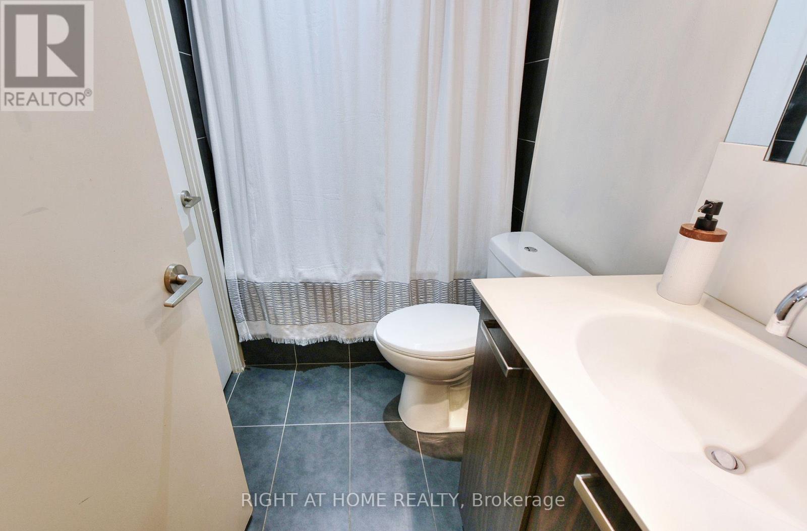 422 - 95 Bathurst Street Property Photo 22