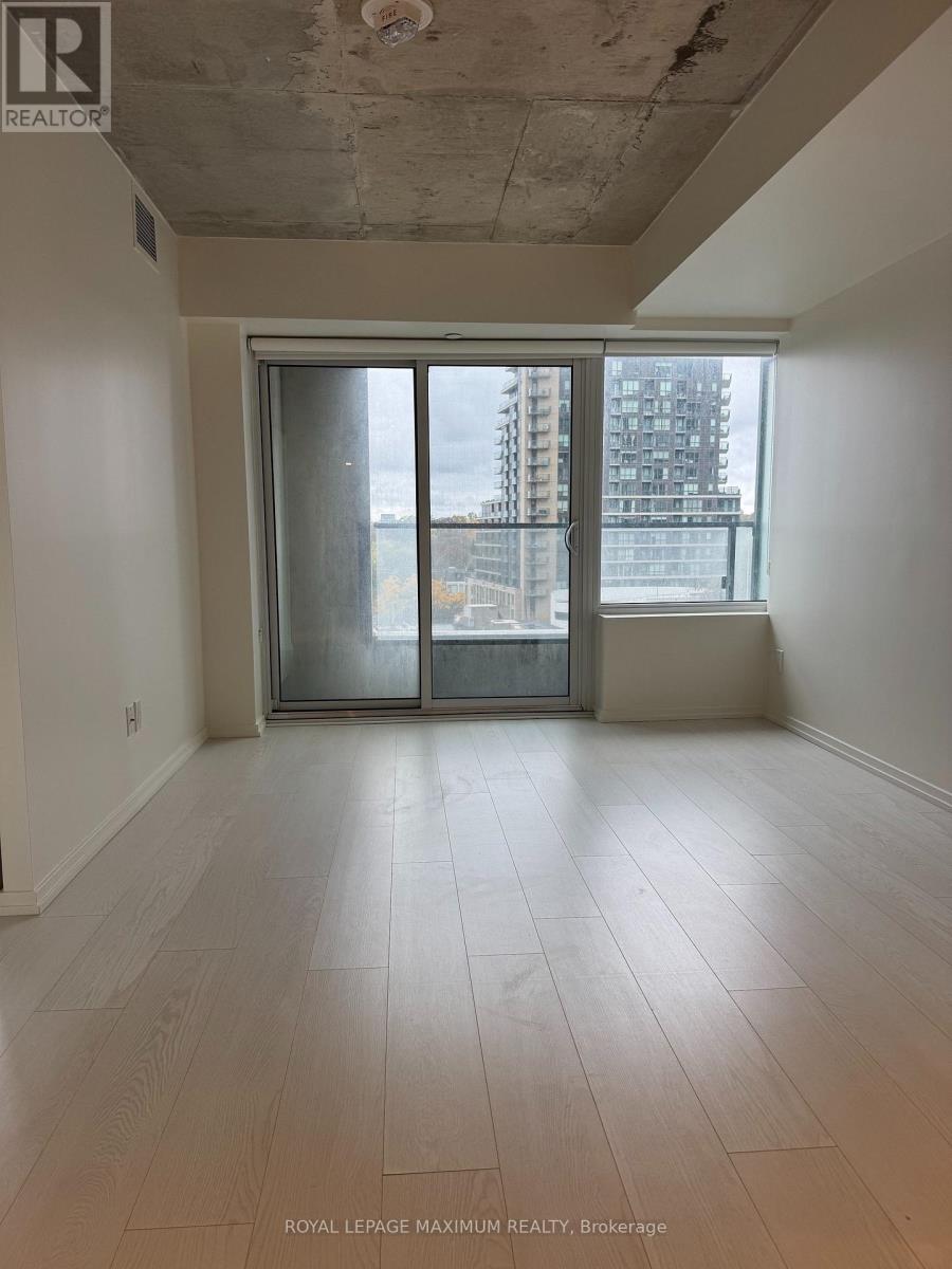 821 - 8 Hillsdale Avenue E Property Photo 3
