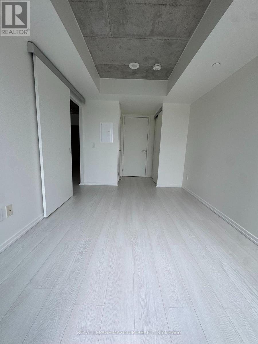821 - 8 Hillsdale Avenue E Property Photo 4