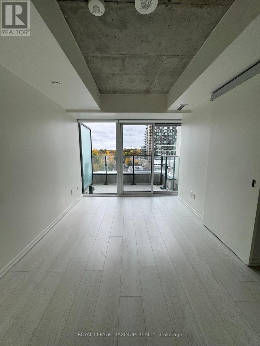 821 - 8 Hillsdale Avenue E Property Photo 5