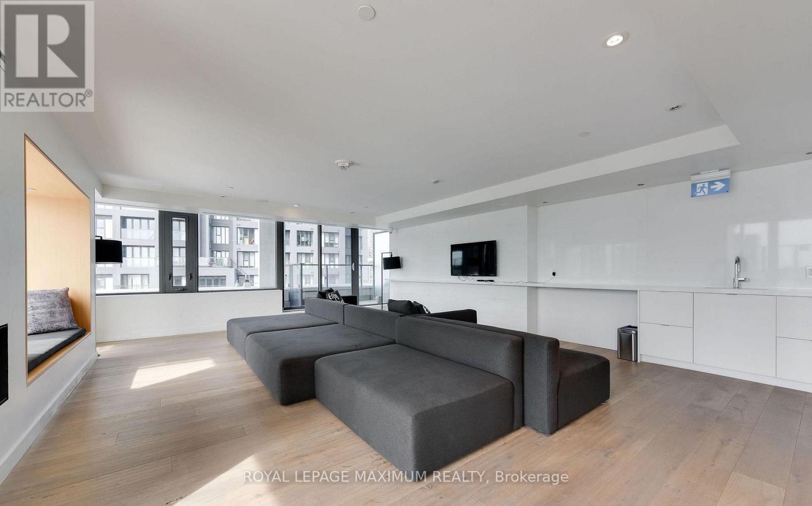 821 - 8 Hillsdale Avenue E Property Photo 20