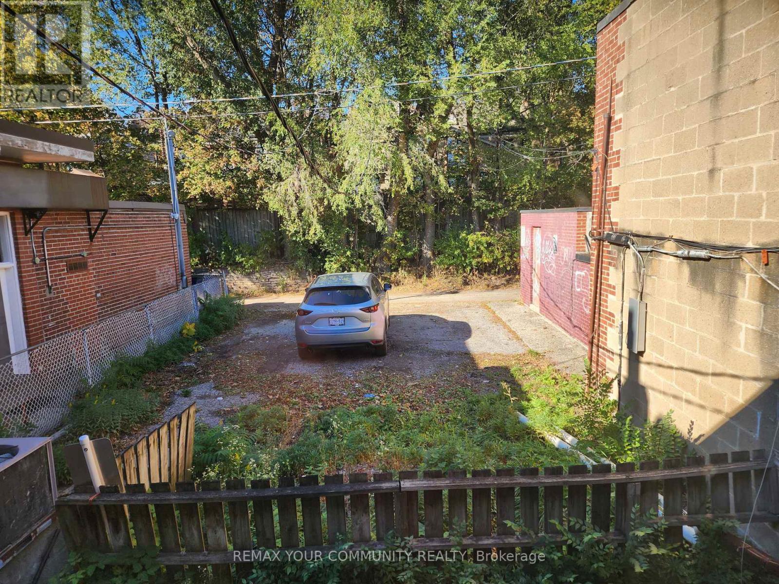 Upper - 1018 Eglinton Avenue Property Photo 3