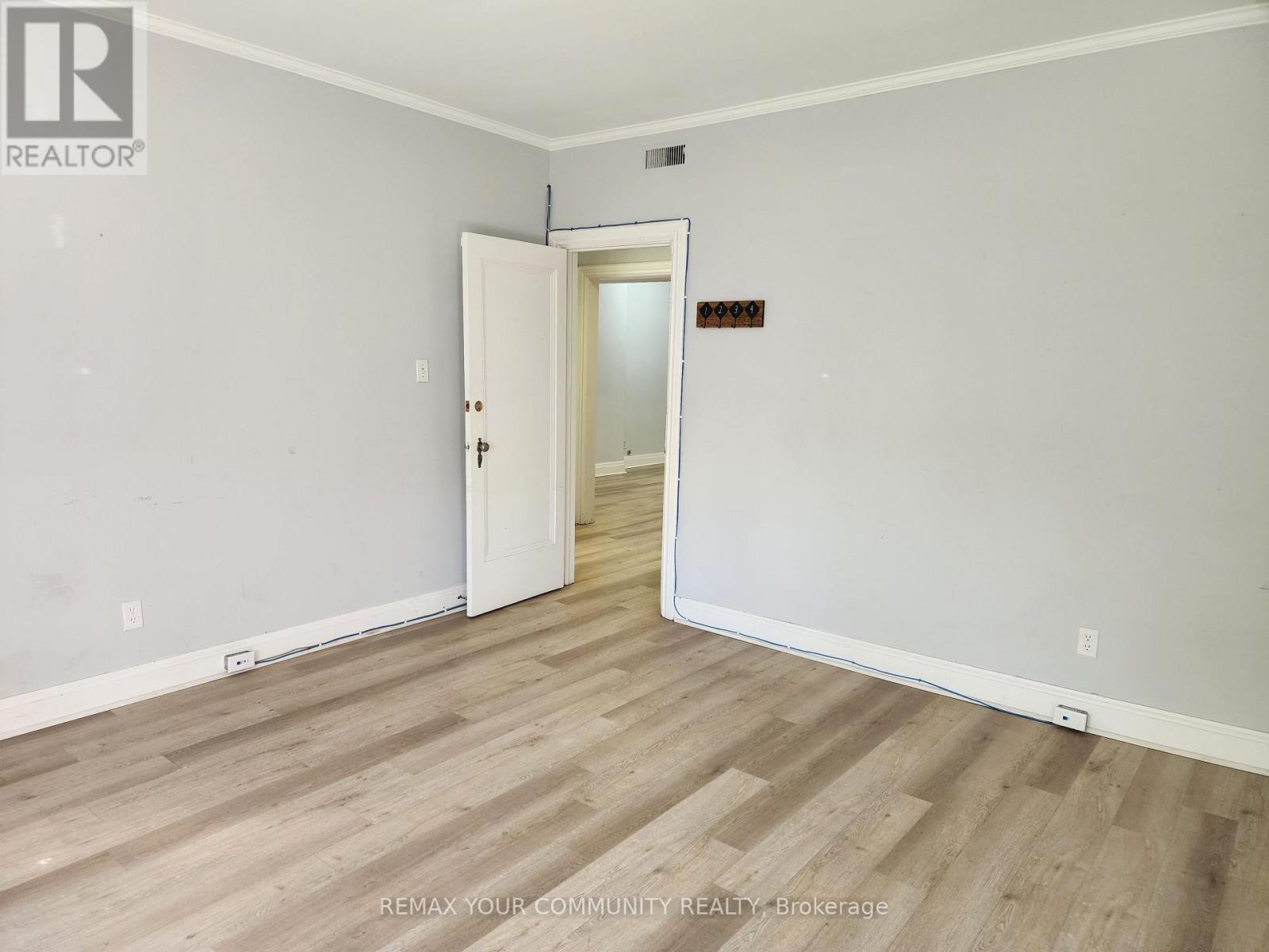 Upper - 1018 Eglinton Avenue Property Photo 14